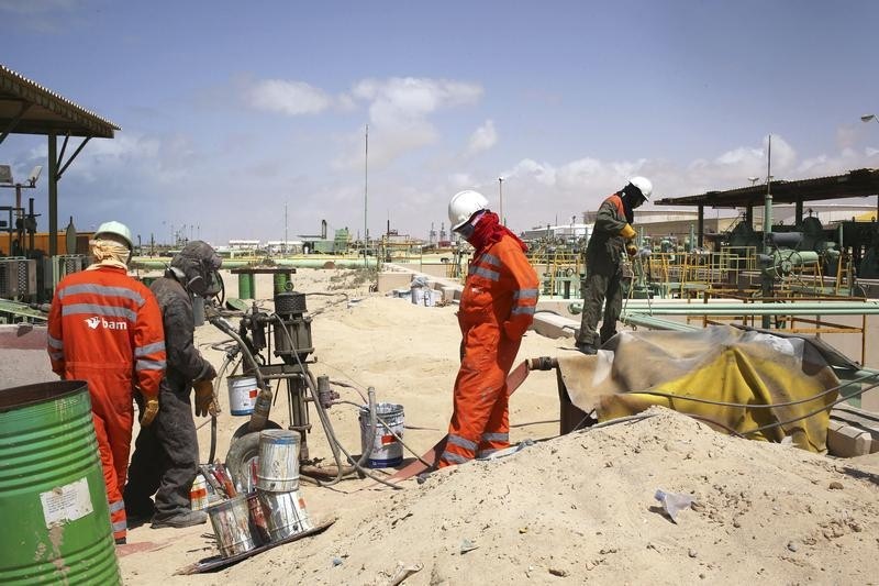© Reuters.利比亚油田停产提振多头信心，油价升至逾一周高位