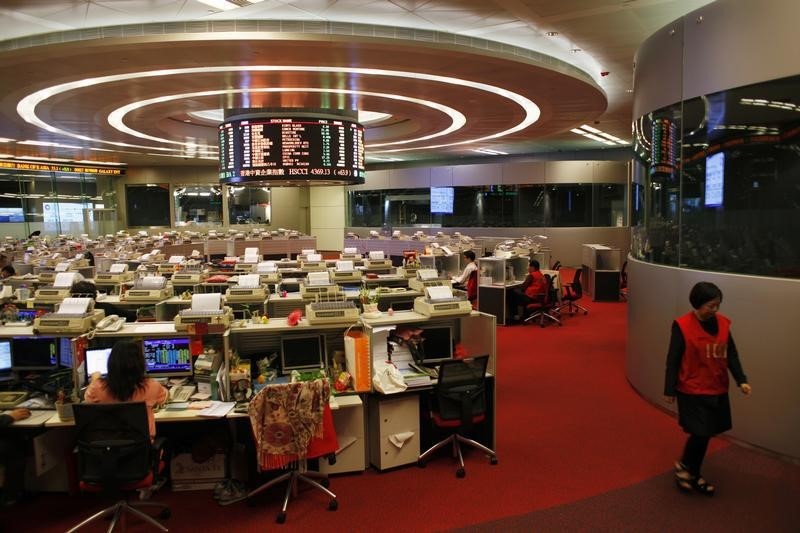 香港股市：早盘受汇丰拖累而下跌，博彩股遭获利了结表现疲软