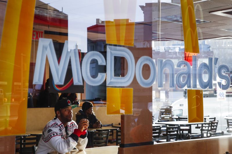 © Reuters.麦当劳（MCD.US）宣布暂停美国门店重启计划