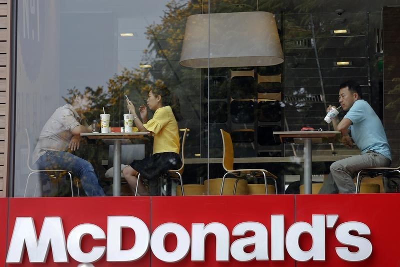 © Reuters.麦当劳(MCD.US)4月全球同店销售额同比下降39%，全球95%的餐厅已重开