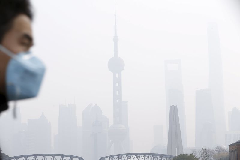 © Reuters.受公共卫生事件影响 中国2月财新制造业PMI降至40.3