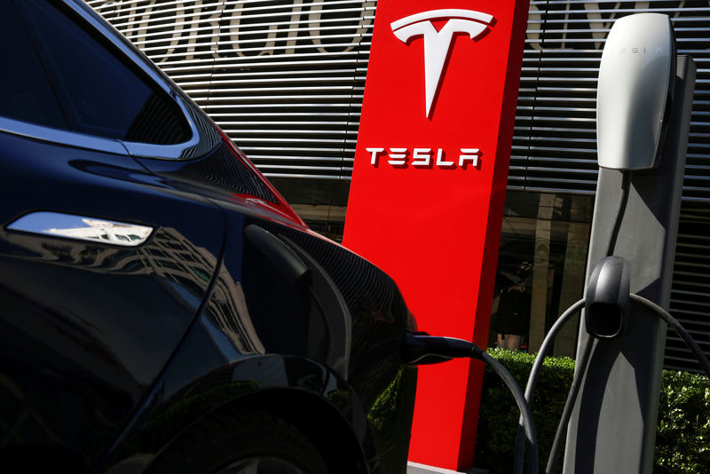© Reuters.两会瞭望之新能源汽车：鼓励换电模式——市场引领，政策驱动