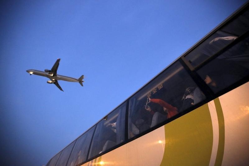 © Reuters.深成指收跌超2% 沪指跌约1.5% 中国2月航空客运量下降超80%