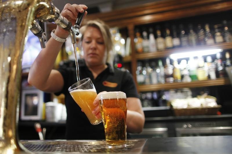© Reuters.大和：升青岛啤酒（00168）目标价至70元评级“持有”
