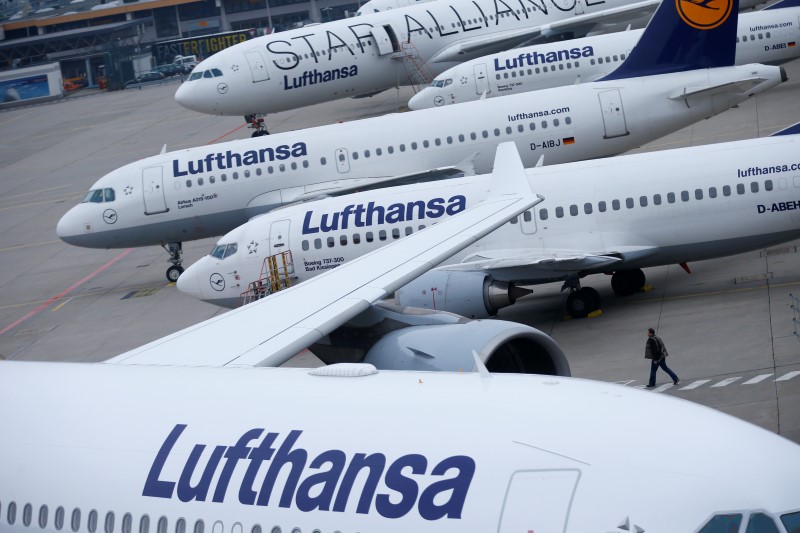 © Reuters.德国最大航空公司汉莎航空节流！高管降薪10%至15% 停止派发股息