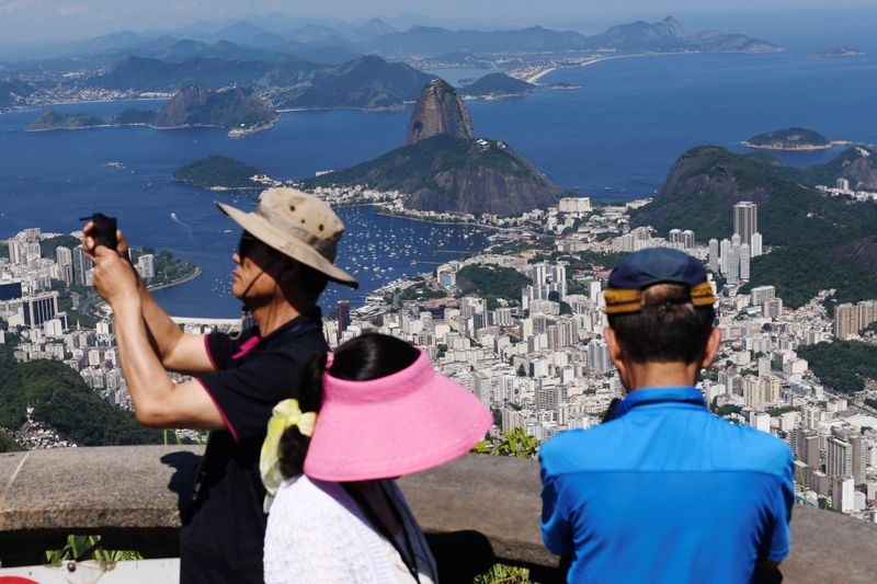 © Reuters. 旅游业获政策支持，跨省安心游旅客倍增，两条主线布局金秋行情