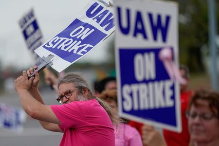 美国汽车大罢工进展：UAW领导人批准福特合同 通用谈判仍陷僵局