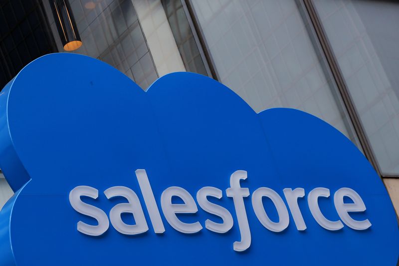 Salesforce Inc Q3 每股收益 超出预期, 营收 和预期持平