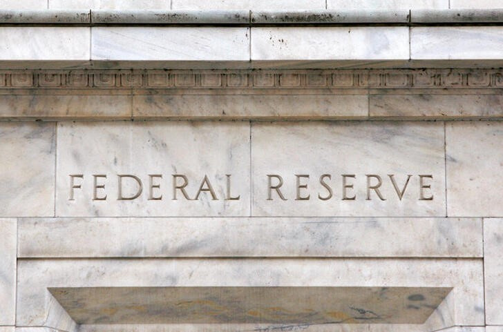 美联储会议纪要：将维持限制性利率 未来会谨慎行事 仍可能再次加息